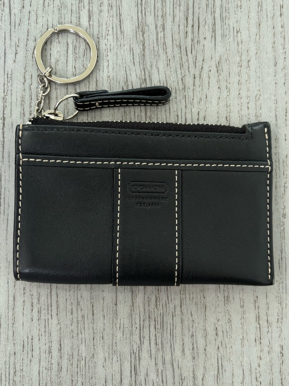 Coach coin purse in black leather with key ring. EUC.